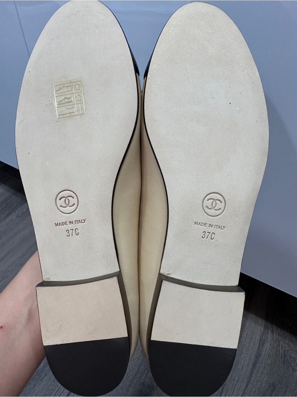 CHANEL CLASSIC CC LOGO BEIGE & BLACK LEATHER BALLET FLATS SHOES Size 37C - Picture 13 of 16